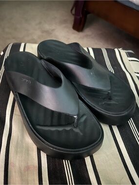 CROCS Women's Black Platform Flip Sandals. New 10